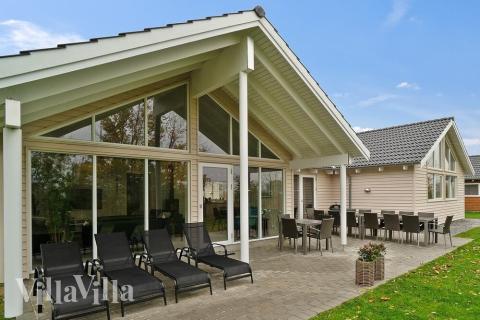 Luksushus nr. 721 har en dejlig terrasse med gode havemøbler til 18 personer.