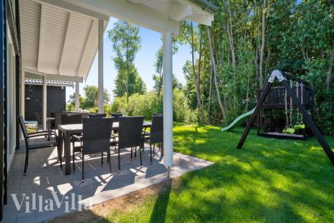 På terrassen i sommerhus nr. 720 er der plads til 18 personer.