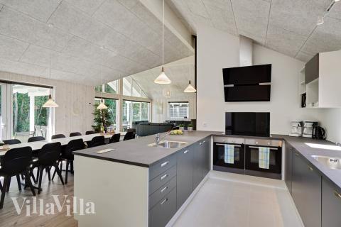 Køkkenet i luksushus nr. 720 er udstyrret, så I let kan lave mad til 18 personer.