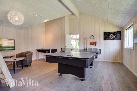Luksushus 720 til 18 personer byder på et stort aktivitetsrum med bl.a. billard og dart
