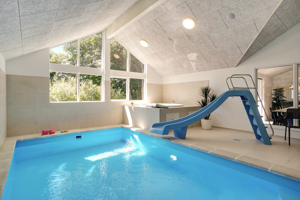 Sommerhus 720 er indrettet med en lækker poolafdeling med vandrutsjebane, dejlig stor indbygget spabad og sauna