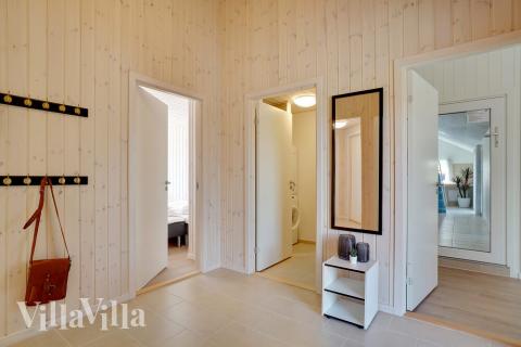 Den rummelige entre i luksushus nr. 442 i Østjylland