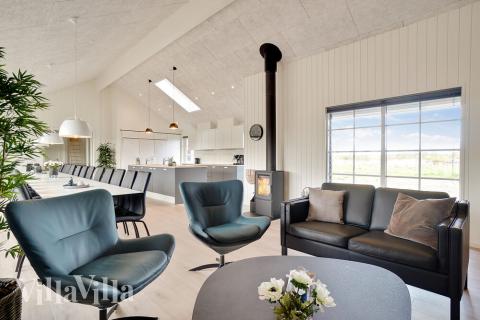 I kan sagtens side 26 personer sammen i sommerhusets opholdsrum, når I besøger luksushus 442 i Østjylland.