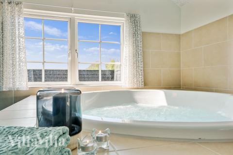 Nyd varmen i spaen i luksushus nr. 442 i Østjylland