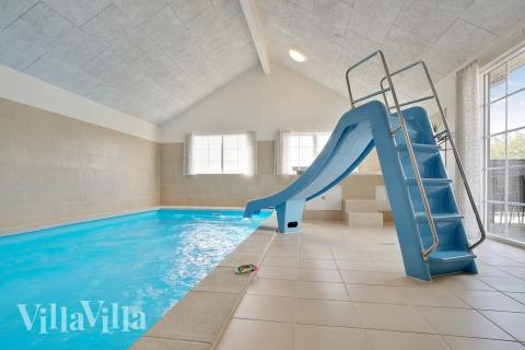 Sommerhus 442 er indrettet med en lækker poolafdeling med vandrutsjebane, dejlig stor indbygget spabad og sauna