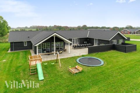 Dette skønne poolhus nr. 442 med plads til 26 personer ligger i Østjylland