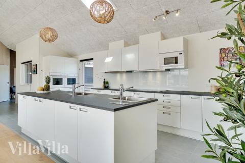 Køkkenet i luksushus nr. 448 er udstyrret, så I let kan lave mad til 24 personer.