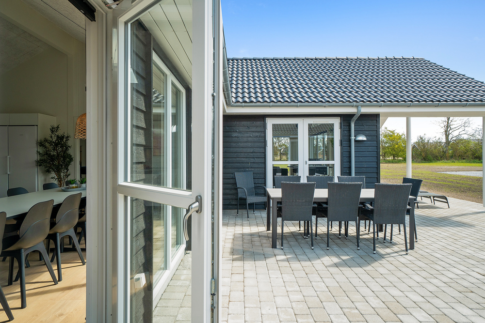 På terrassen i sommerhus nr. 448 er der plads til 24 personer.