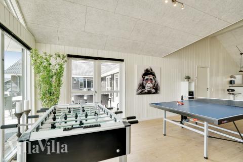 Dyst i sommerhusets aktivitetsrum, når I besøger luksushus nr. 448 i Østjylland.