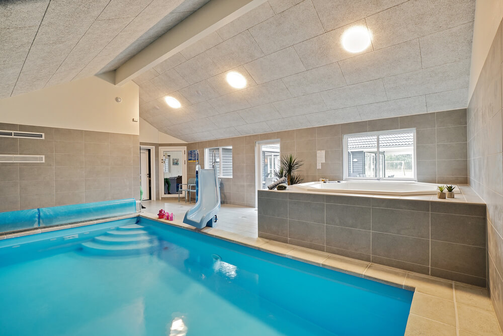 Sommerhus 448 er indrettet med en lækker poolafdeling med vandrutsjebane, dejlig stor indbygget spabad og sauna
