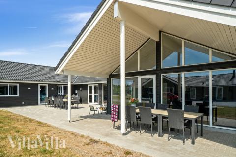 Luksushus nr. 448 har en dejlig terrasse med gode havemøbler til 24 personer.