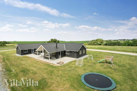 Dette skønne poolhus nr. 448 med plads til 24 personer ligger i Østjylland