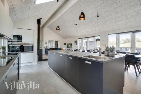 Køkkenet i luksushus nr. 441 er udstyrret, så I let kan lave mad til 26 personer.