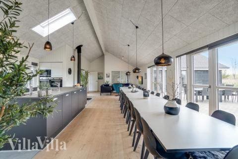 I kan sagtens side 26 personer sammen i sommerhusets opholdsrum, når I besøger luksushus 441 i Østjylland.