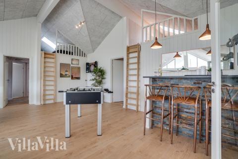 Dyst i sommerhusets aktivitetsrum, når I besøger luksushus nr. 441 i Østjylland.