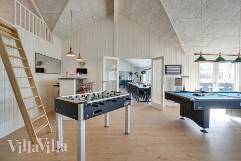 Luksushus 441 til 26 personer byder på et stort aktivitetsrum med bl.a. billard og dart