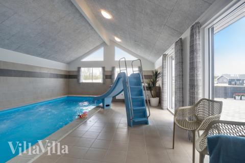 Sommerhus 441 er indrettet med en lækker poolafdeling med vandrutsjebane, dejlig stor indbygget spabad og sauna