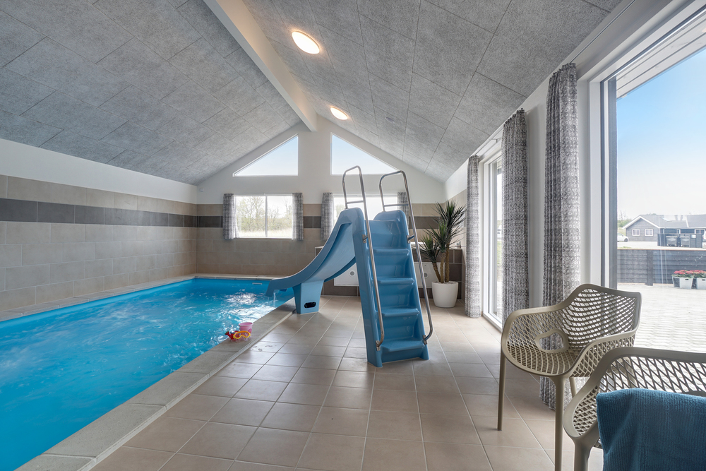 Sommerhus 441 er indrettet med en lækker poolafdeling med vandrutsjebane, dejlig stor indbygget spabad og sauna