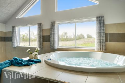 Nyd varmen i spaen i luksushus nr. 441 i Østjylland