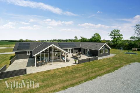 Dette skønne poolhus nr. 441 med plads til 26 personer ligger i Østjylland