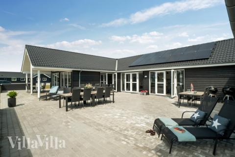 På terrassen i sommerhus nr. 441 er der plads til 26 personer.