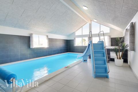 Sommerhus 446 er indrettet med en lækker poolafdeling med vandrutsjebane, dejlig stor indbygget spabad og sauna