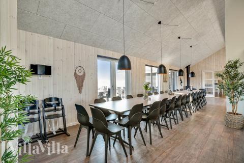 I kan sagtens side 30 personer sammen i sommerhusets opholdsrum, når I besøger luksushus 446 i Østjylland.