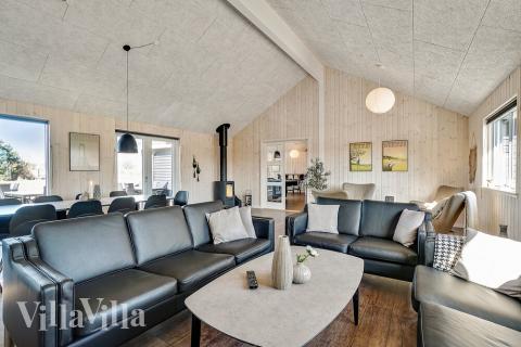 Det store lyse opholdrum i luksushus nr. 446 til 30.