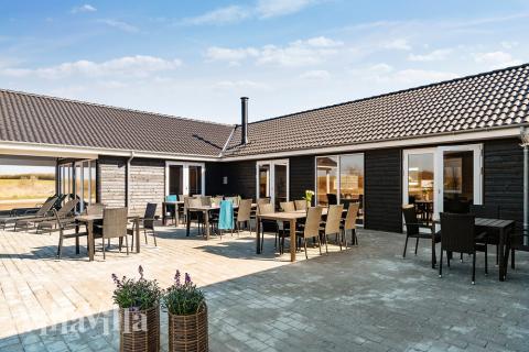 Luksushus nr. 446 har en dejlig terrasse med gode havemøbler til 30 personer.