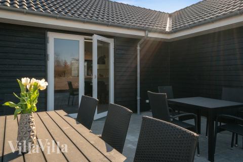 På terrassen i sommerhus nr. 446 er der plads til 30 personer.