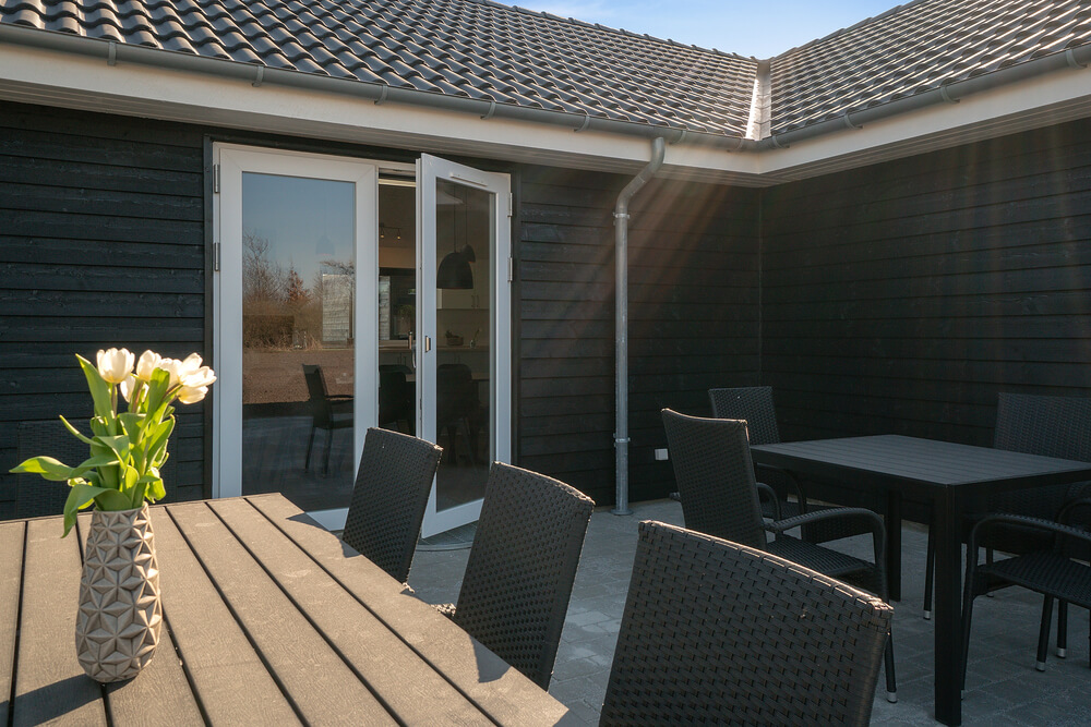 På terrassen i sommerhus nr. 446 er der plads til 30 personer.