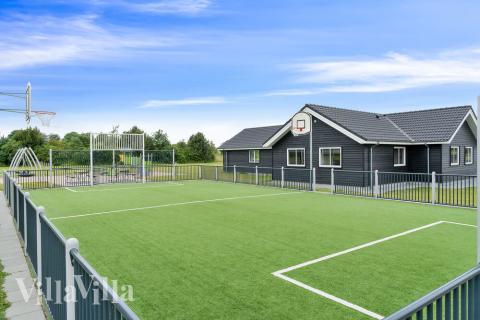 Ud over de mange timer, man kan bruge i husets pool-afdeling, så byder luksushus 446 også på mange udendørs aktiviteter