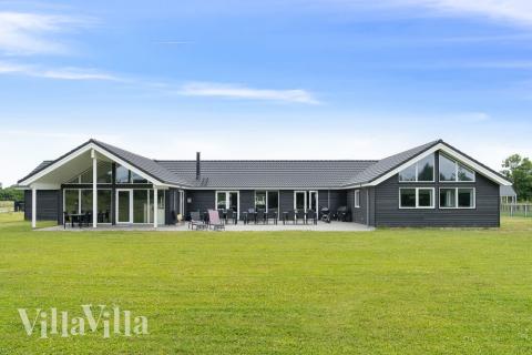 Dette skønne poolhus nr. 446 med plads til 30 personer ligger i Østjylland