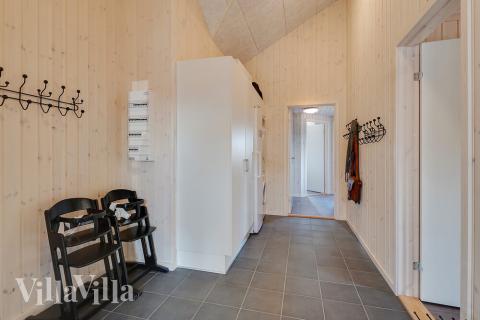 Den rummelige entre i luksushus nr. 450 i Østjylland