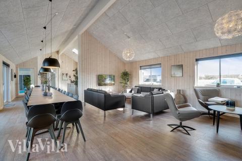 Det store lyse opholdrum i luksushus nr. 450 til 30.