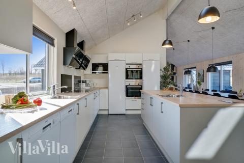 Køkkenet i luksushus nr. 450 er udstyrret, så I let kan lave mad til 30 personer.