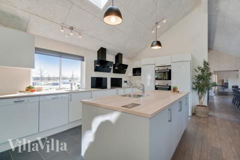 Køkkenet i luksushus nr. 450 er godt indrettet.