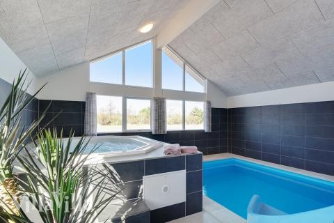 Nyd varmen i spaen i luksushus nr. 450 i Østjylland