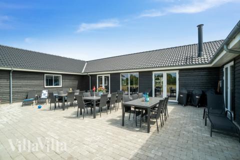 Nyd en grillaften på terrassen i luksushus nr. 450 i Østjylland