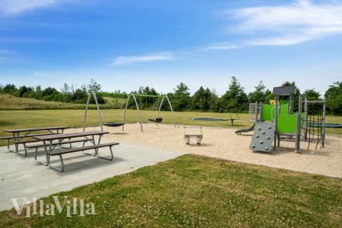 I det attraktive aktivitesrum i luksushus nr. 450 i Østjylland  er der masser af udendørs aktiviteter, f.eks. legetårn og gynge