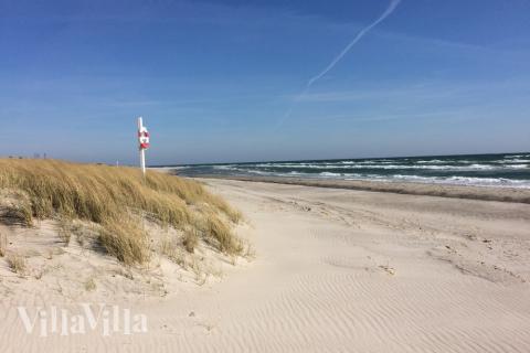 Stranden nær luksushus nr. 450 i Østjylland indbyder til en gåtur.