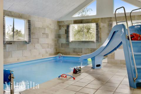 Sommerhus 432 er indrettet med en lækker poolafdeling med vandrutsjebane, dejlig stor indbygget spabad og sauna