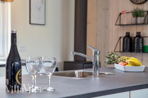 Køkkenet i luksushus nr. 432 er godt indrettet.