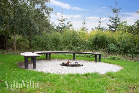 I det attraktive aktivitesrum i luksushus nr. 432 i Lolland/Falster/Møn  er der masser af udendørs aktiviteter, f.eks. legetårn og gynge