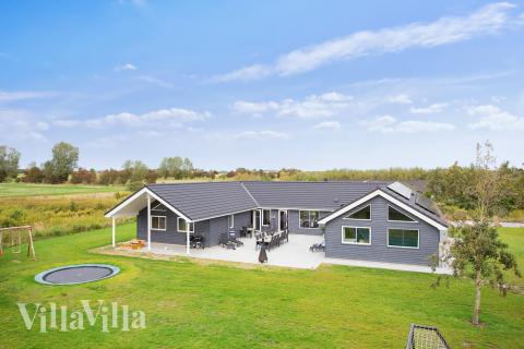 Flot sommerhus nr. 432 med god plads til op til 20 personer