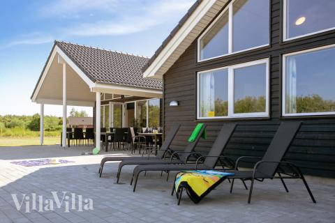 På terrassen i sommerhus nr. 433 er der plads til 16 personer.