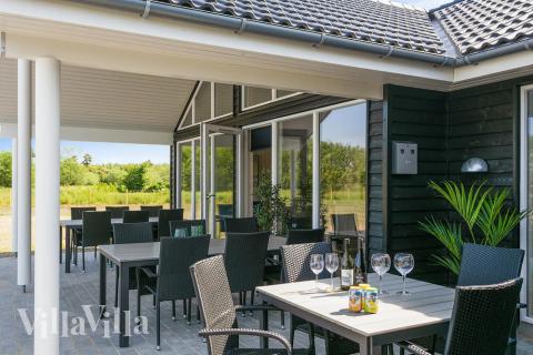 Luksushus nr. 433 har en dejlig terrasse med gode havemøbler til 16 personer.