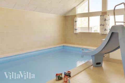 Sommerhus 433 er indrettet med en lækker poolafdeling med vandrutsjebane, dejlig stor indbygget spabad og sauna