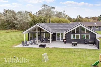 Dette skønne poolhus nr. 433 med plads til 16 personer ligger i Lolland/Falster/Møn