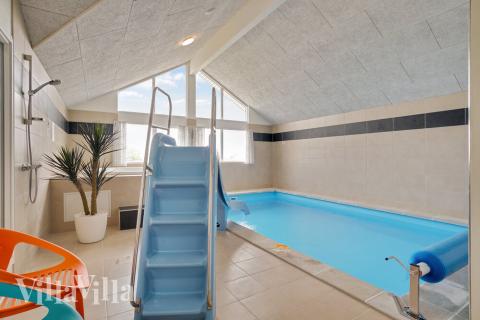 Den lækre pool i luksushuse nr. 437 til 18 personer